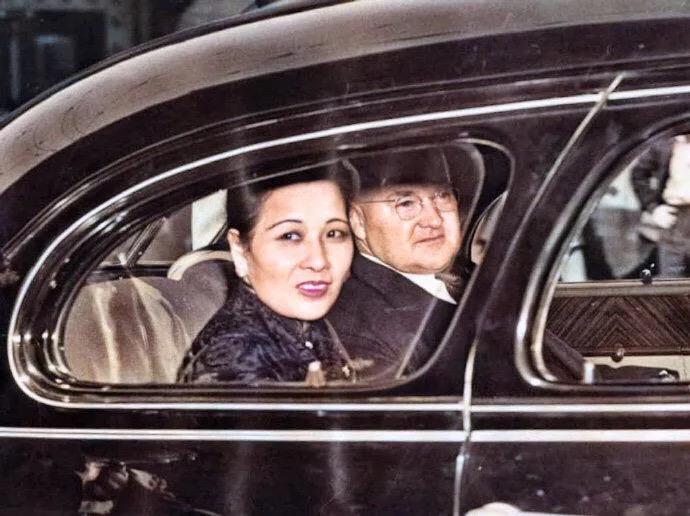 宋美龄与抗战。宋美龄在抗战时有很大贡献；一组建飞虎队空军；二、领导妇女抗战。三、多次到美国演讲，筹集资金
宋美龄与飞虎队