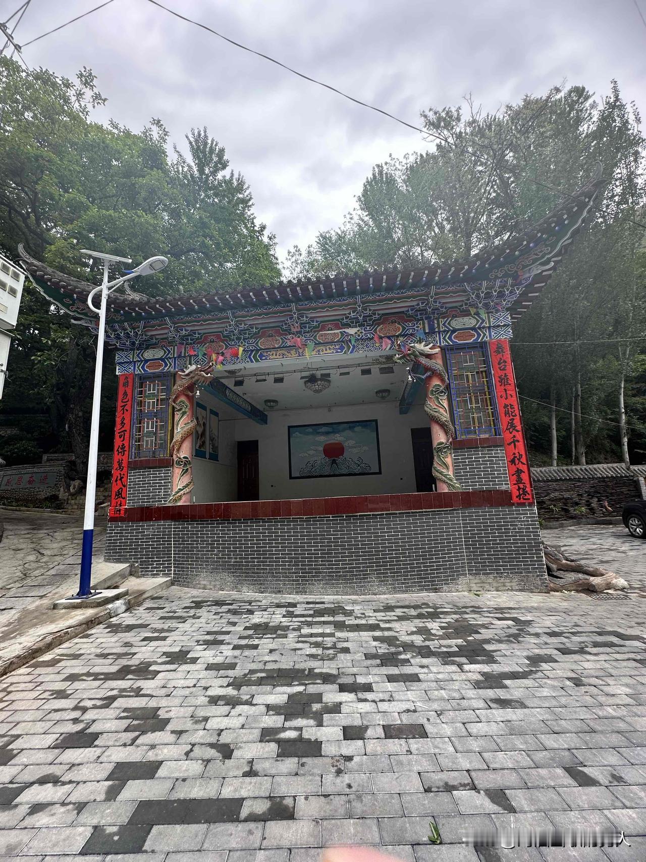 随手晒晒新农村美景图现在新农村建设越来越有特色，美丽乡村层出不穷百花齐放春满园欣