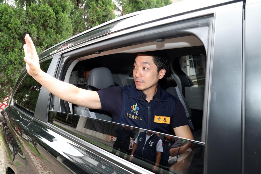 7月10日台风“巴威”逼近期间，台北市长蒋万安提前宣布全市放“台风整备假”，但当