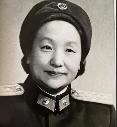 1944年，王树声领回了一位22岁的漂亮姑娘，徐向前要当婆家人，贺龙元帅要当娘家