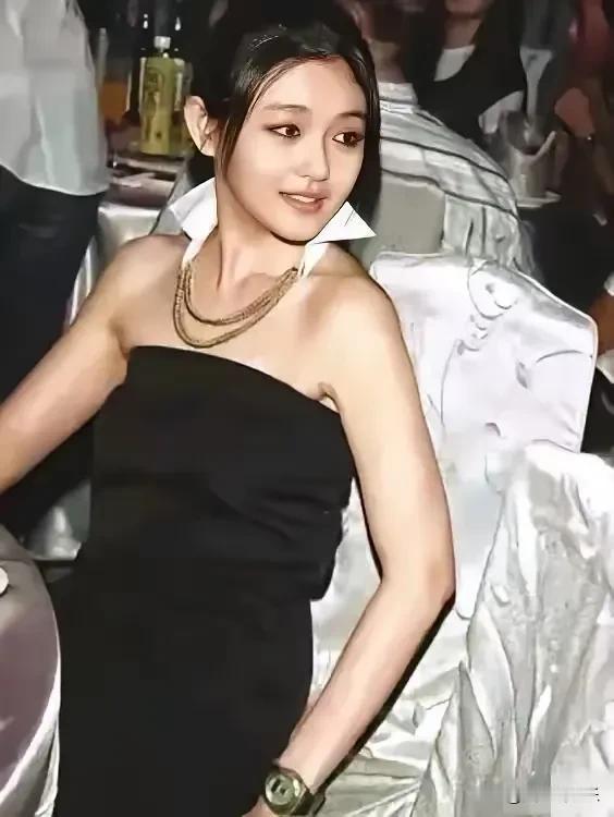 大S和马小梅撞衫这件事，说实话，肯定是大S更胜一筹啦，她的美貌可是出了名的，而且