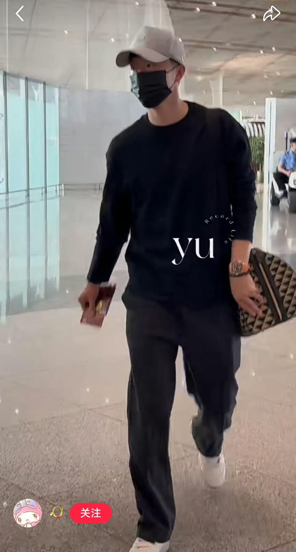 马龙许昕出发伦敦特意戴上祈愿手串，个人护照出行，马龙龙就是如此爱小白球，如此爱国