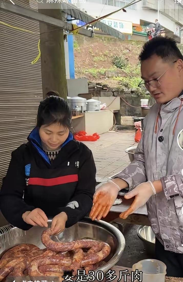 小二娃这个委屈的男人，以前干了一堆活，搬东西去找事干半夜还在外面带水果，[捂脸]