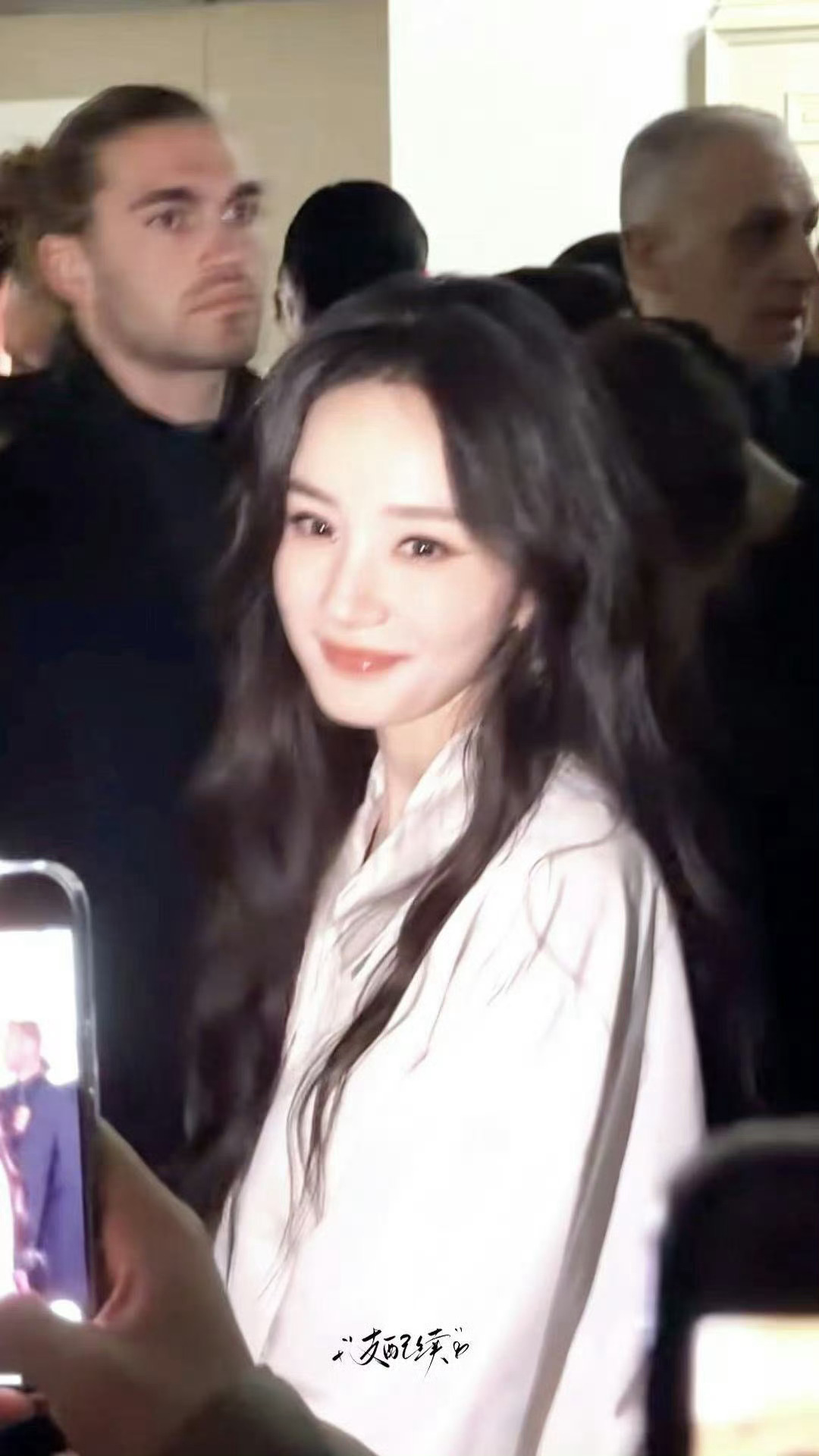 杨幂江山大同杀青照 终于杀青了，接下来就是恭迎幂神出山！金鹰提名在即、百花已双角