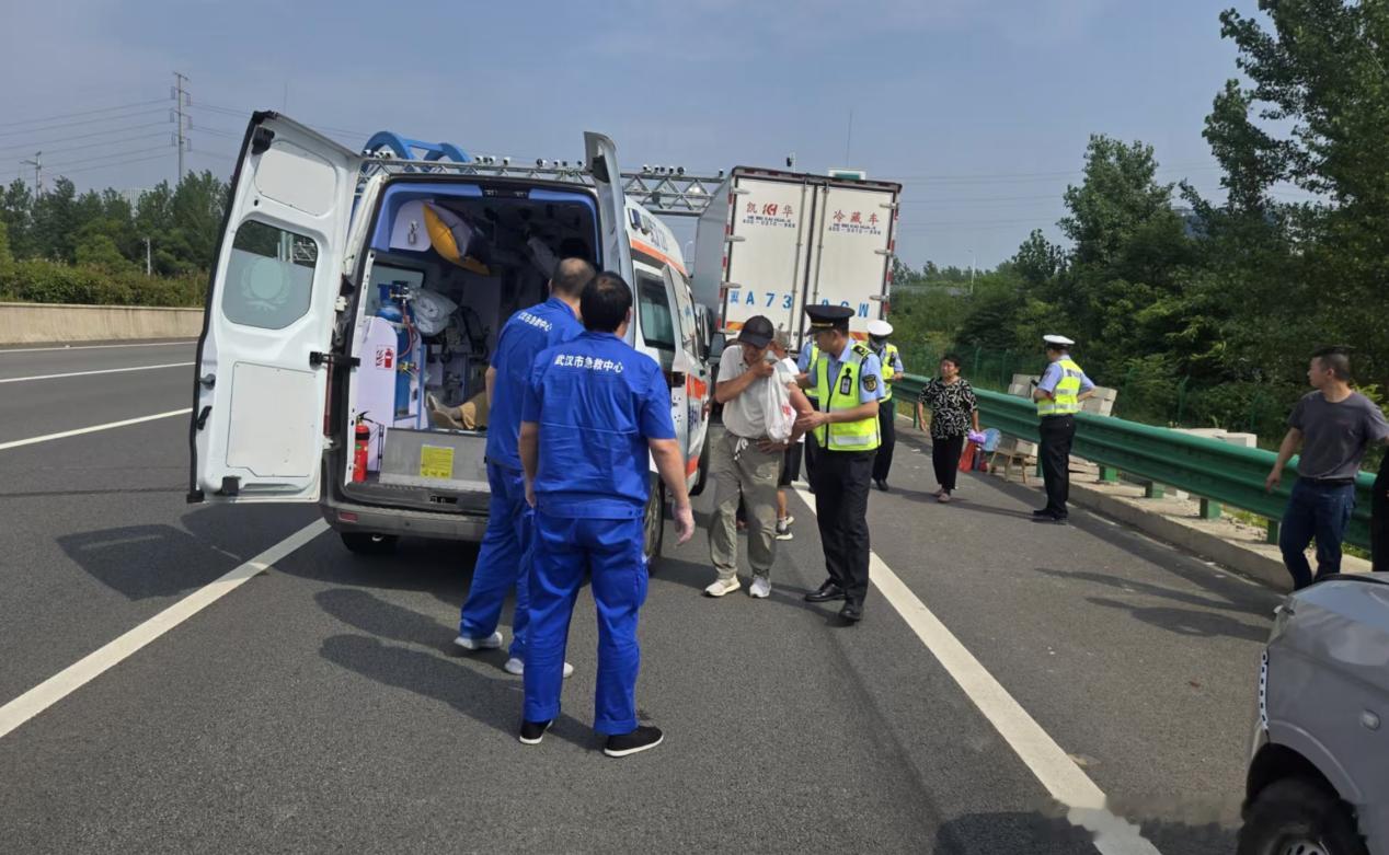 948快讯湖北交通执法 【高速路政紧急处置三车追尾事故 两名轻伤者及时送医】6月