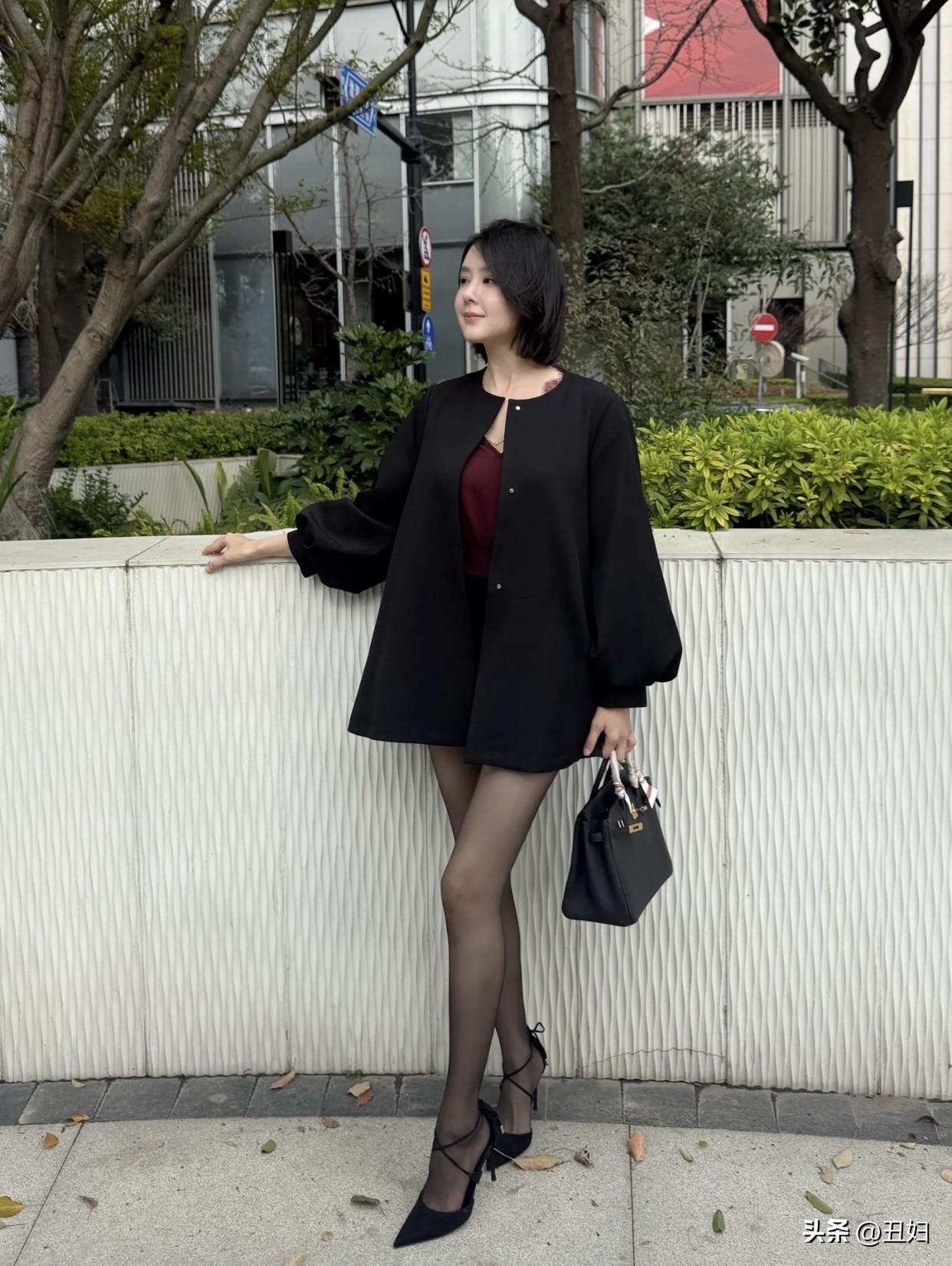 风情万种的女人是什么样的?风情万种的女人，可不是靠露，而是靠“藏”，讲究收放自如