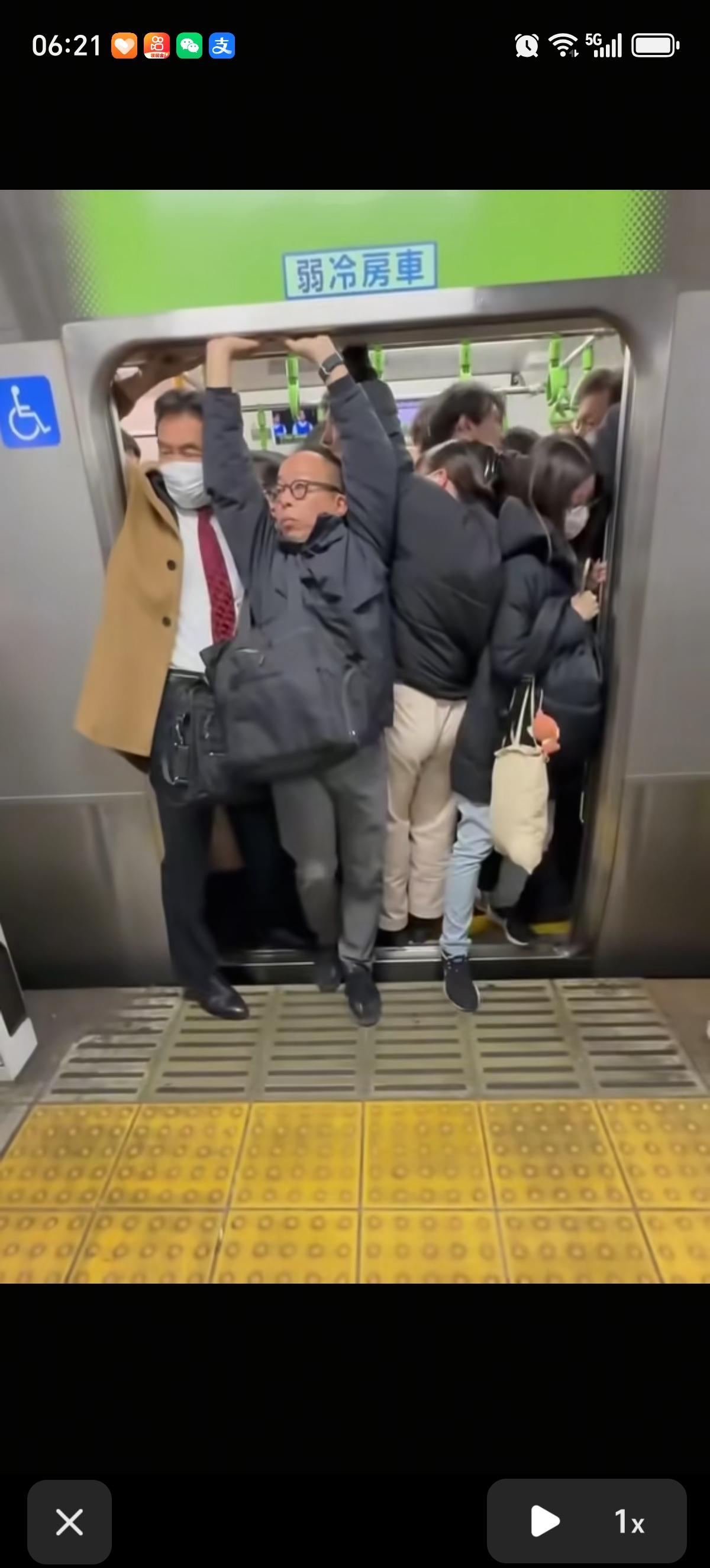 每天早上的地铁上一直在演绎着普通打工人的“牛马”生涯，必须尽快挤进地铁，错过这一