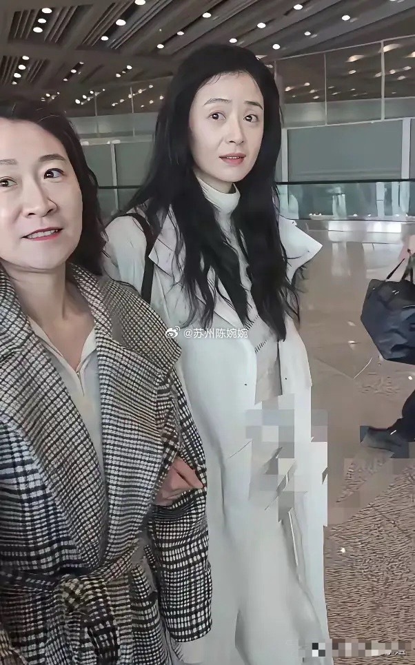 真别信什么“瘦了就好”。你看蒋欣，瘦了20多斤，代价却是脸垮了。为了穿件礼服，她