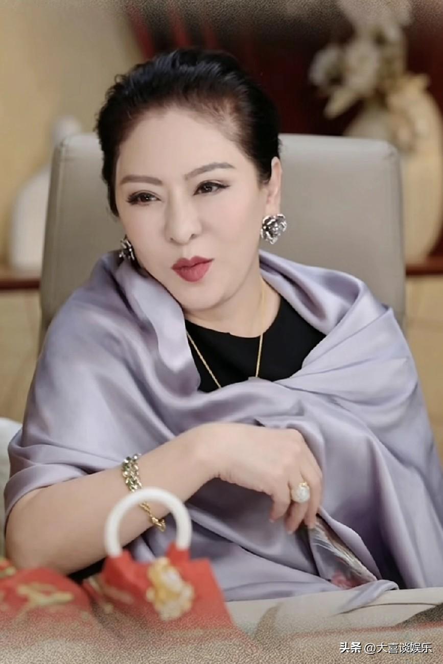 向华强花几个亿都没把儿子捧红，
易立竟一个访谈向佐就火了，
唯独向太高兴不起来。