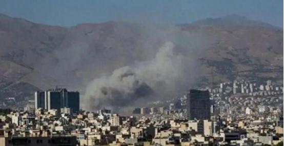 美军B-2炸穿伊朗地下掩体，端掉导弹老巢，伊朗迎来至暗时刻
 
从新闻中我们看到