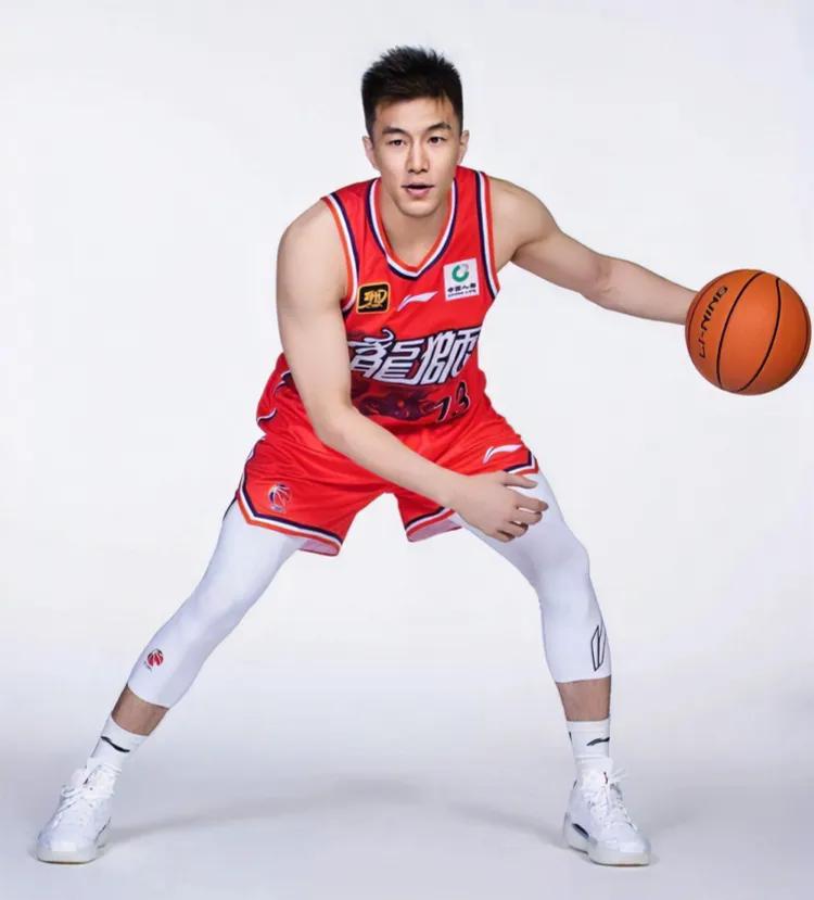 郭艾伦：可惜了！新赛季无缘广州首场首秀！
赵睿：我也无法出战新赛季前五轮比赛。