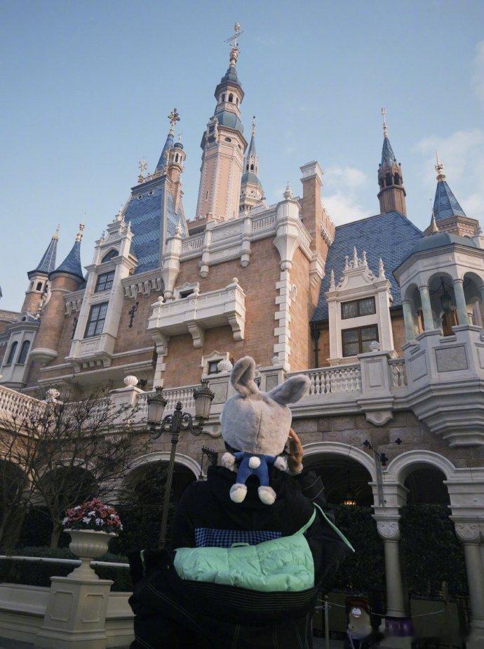 关晓彤迪士尼plog关晓彤在童话世界度过的一天  关晓彤在童话世界度过的一天，关