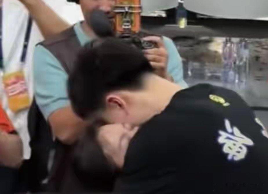 张镇麟的女球迷也挺狠哈，我一时分不清哪个是正牌媳妇了，这样好嘛？张镇麟