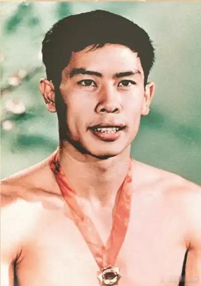 这位“23岁破世界纪录、91岁还在游泳”的传奇人物是戚烈云，中国游泳首个世界纪录