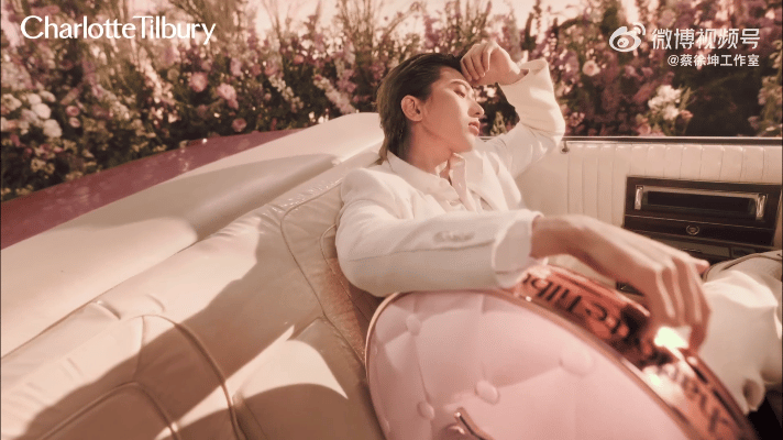 蔡徐坤演唱会中场休息不到30秒CT全球彩妆代言人蔡徐坤不愧是蔡徐坤，演 唱会全程