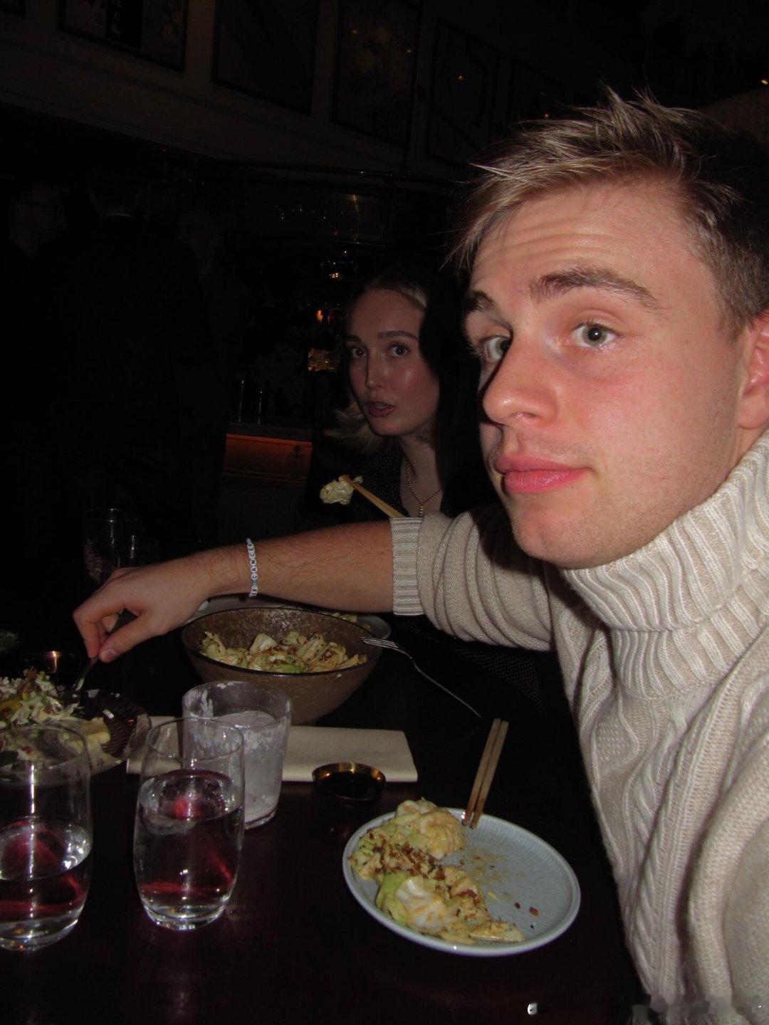 莫雷高德和女朋友Leah一起度过圣诞和Leah生日聚会🍾 