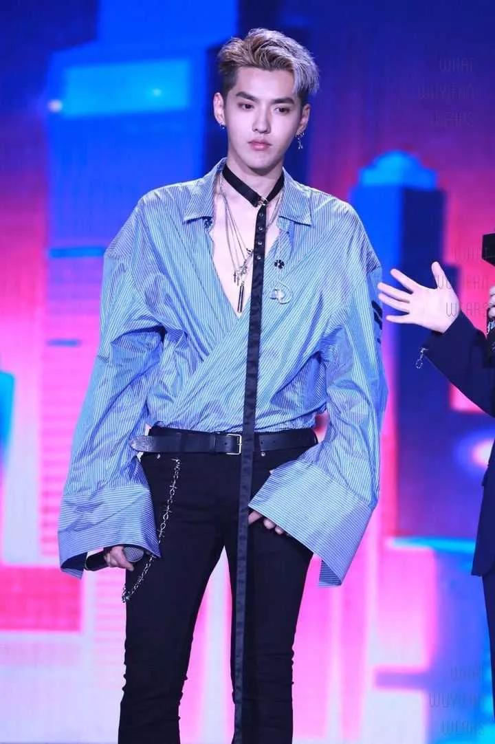 因为女粉丝塌房的三位顶流男明星！

第一位，吴某凡！

第二位，蔡徐坤！

第三