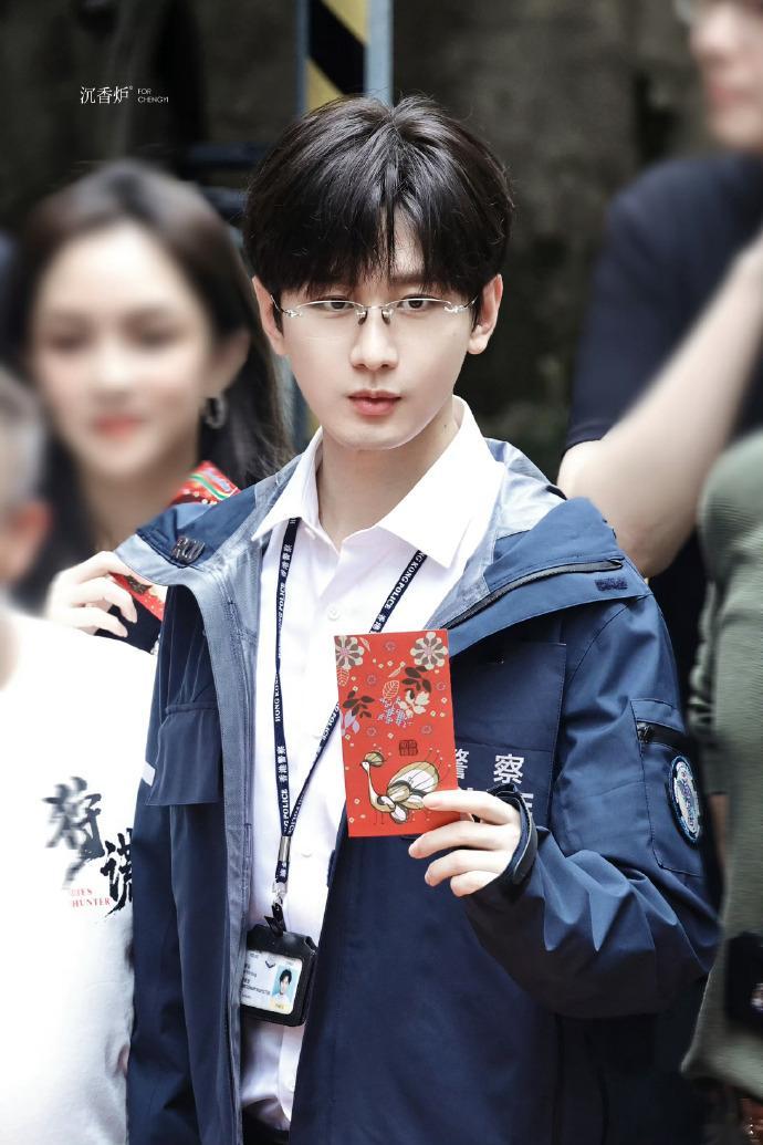 成毅狩谎开机路透路透直接氛围感拉满！金丝眼镜配警服，港式精英林sir形象瞬间立住