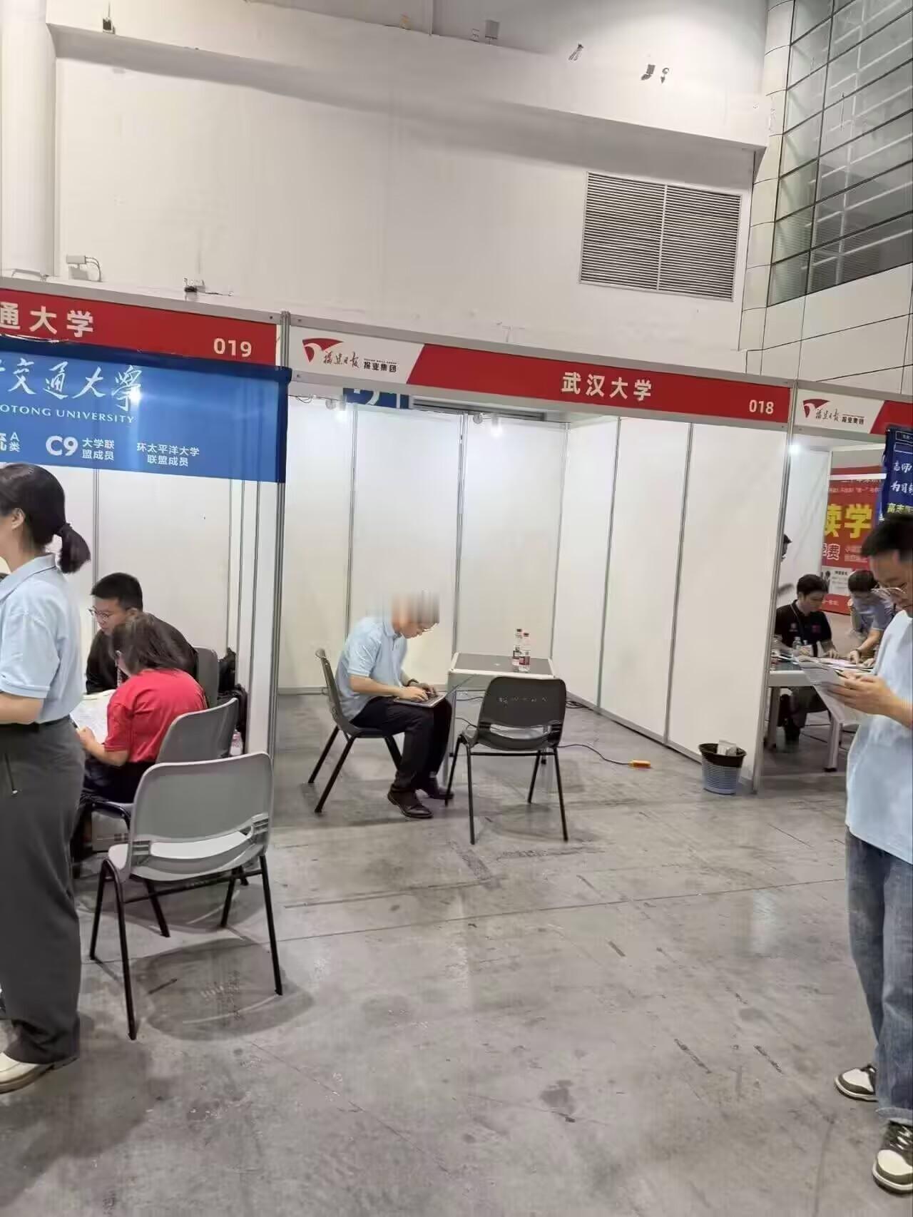 高考报名咨询，就你的摊子冷清，什么原因好难猜啊高考高考高考查分