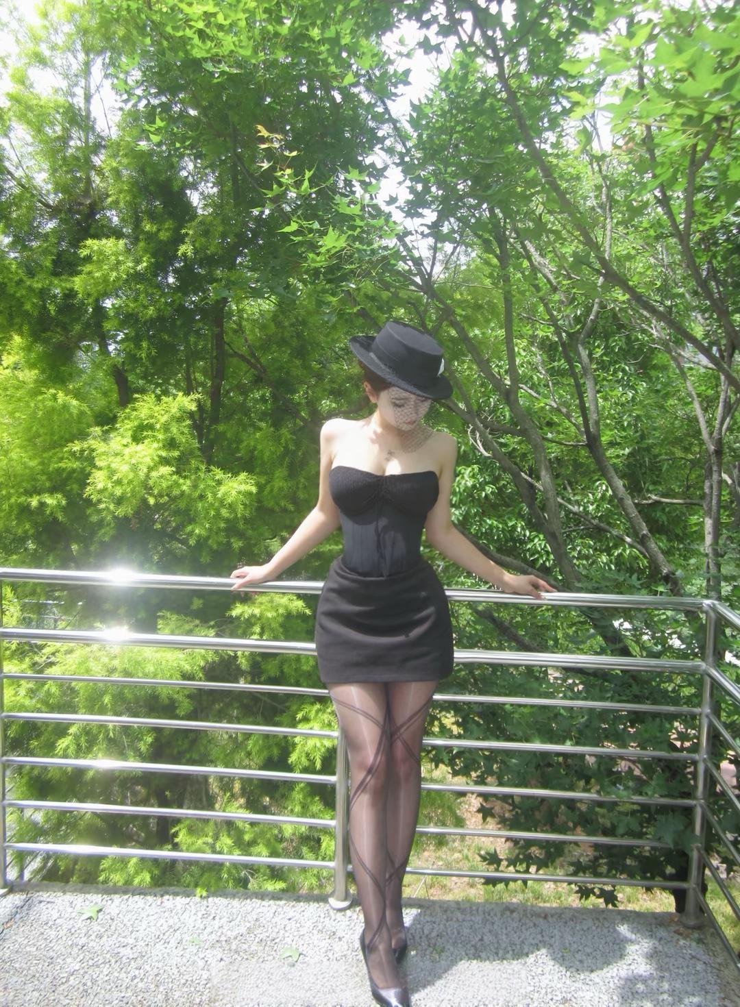 怎样才能把女生拍出清纯的感觉牛仔裤搭配什么样的上衣比较好看?
