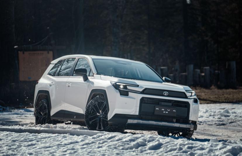 全新RAV4荣放的内饰变革，是一次针对中国市场需求、堪称“跃迁”式的深度定制。它