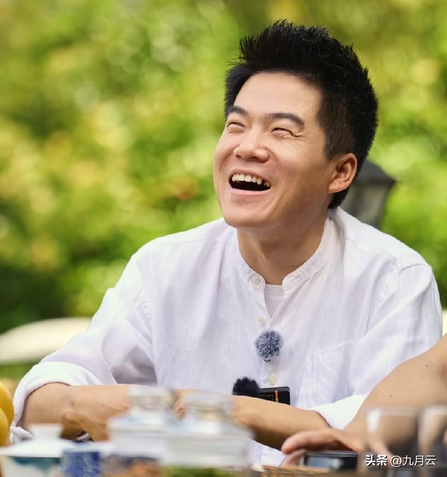 一有农产品滞销，就有人喊话董宇辉。董宇辉说过：他想让农民挣钱，但不能只让农民挣钱
