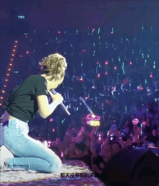 李玟因腿伤跪着唱歌，
还被罚款。
如此真诚善良的一个人，
就算她已离世，
也该得