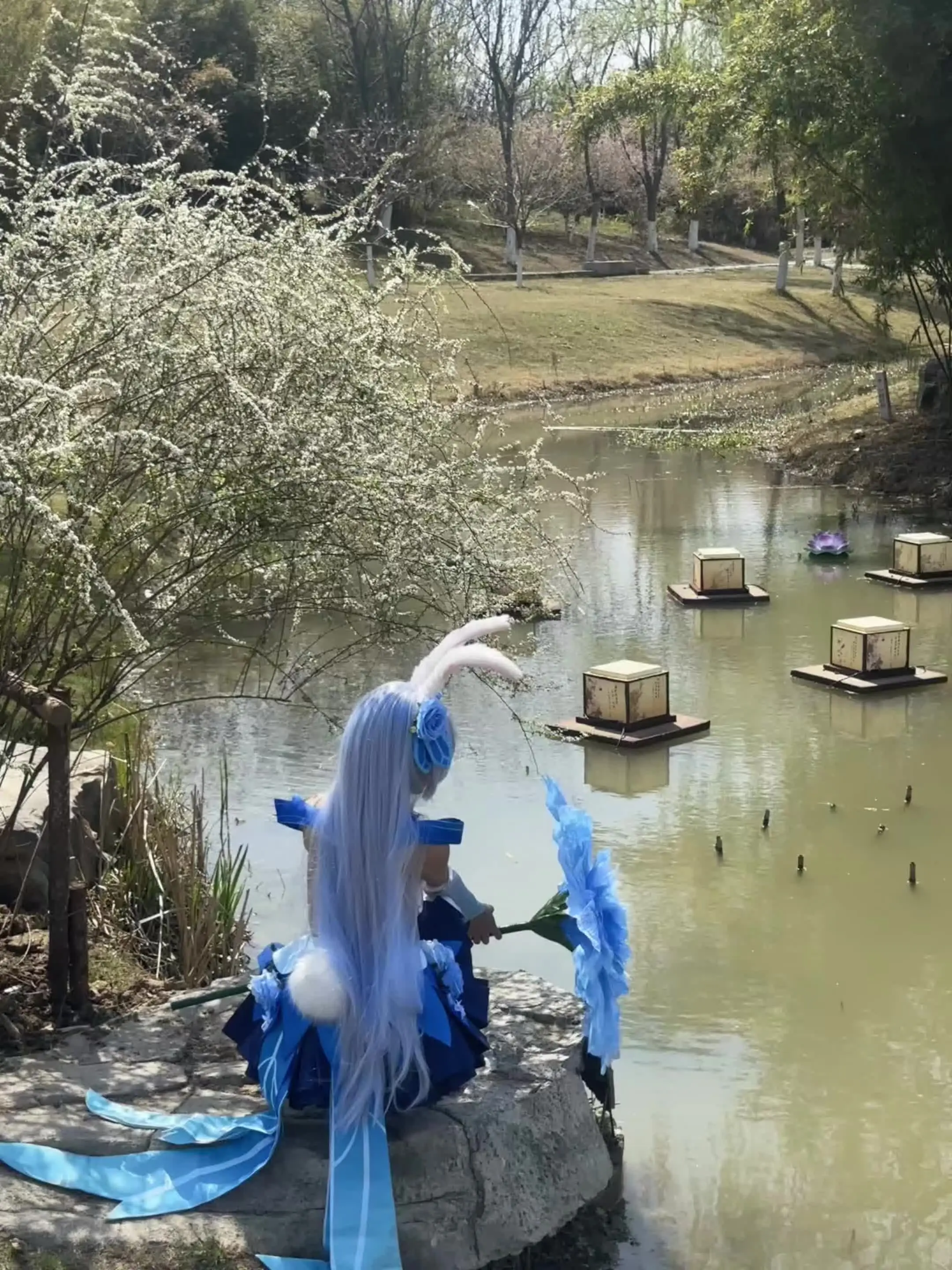 我与太多人的缘分朝生如暮死，脆弱如露水 唯独与你像是一条生生不息的河流