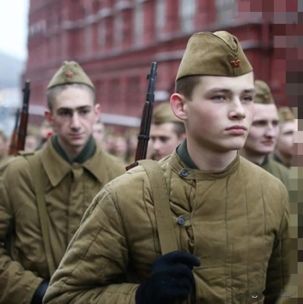 估计大家不会对第二次世界大战时期佩戴船形帽的苏军士兵形象感到陌生，其实这种船形帽