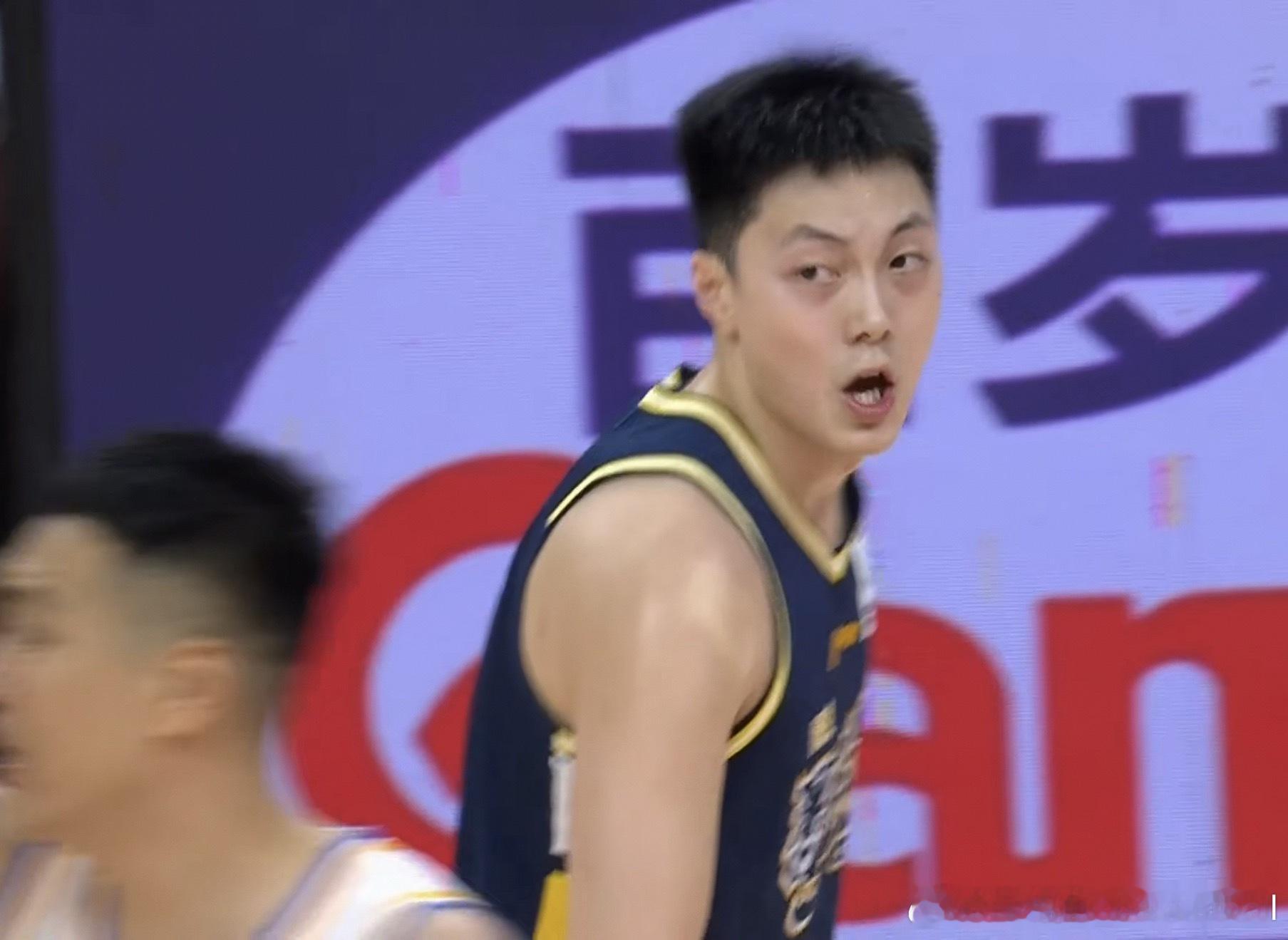前三节胡明轩已经砍下20分了，他的三分球成为撕碎北京男篮联防的利器，现在问题来了