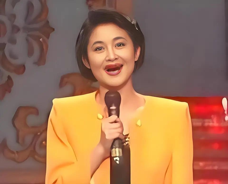 1991年的春晚后台，那叫一个紧张得能掐出水来！
 
这是倪萍第一次站上年夜饭的