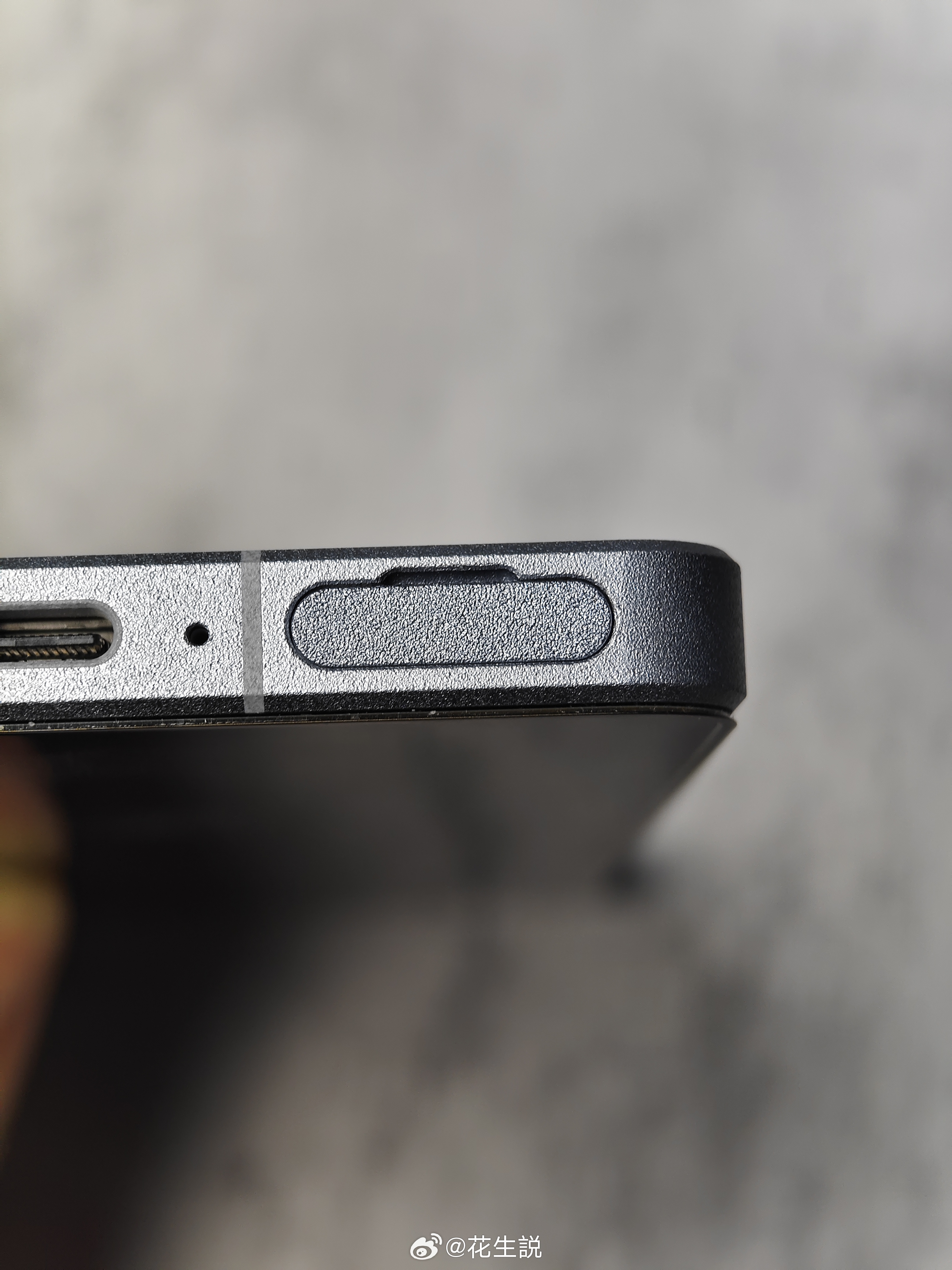 索尼马克8的卡槽虽然也是可以直接用手抠出来的，但因为这次卡得很紧，我得抠好久才能