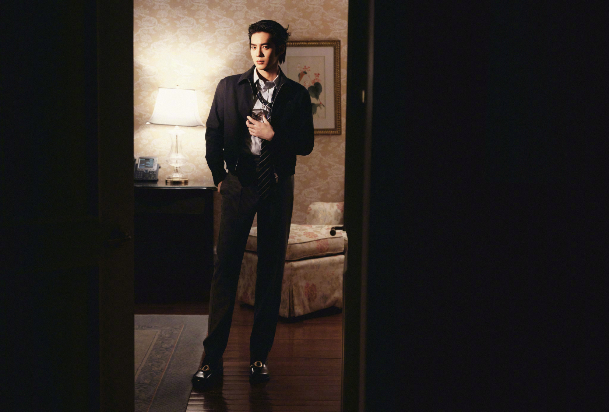 于适｜今日活动造型出图，身穿Dior 2026早秋系列，深色夹克搭配大背头，更有