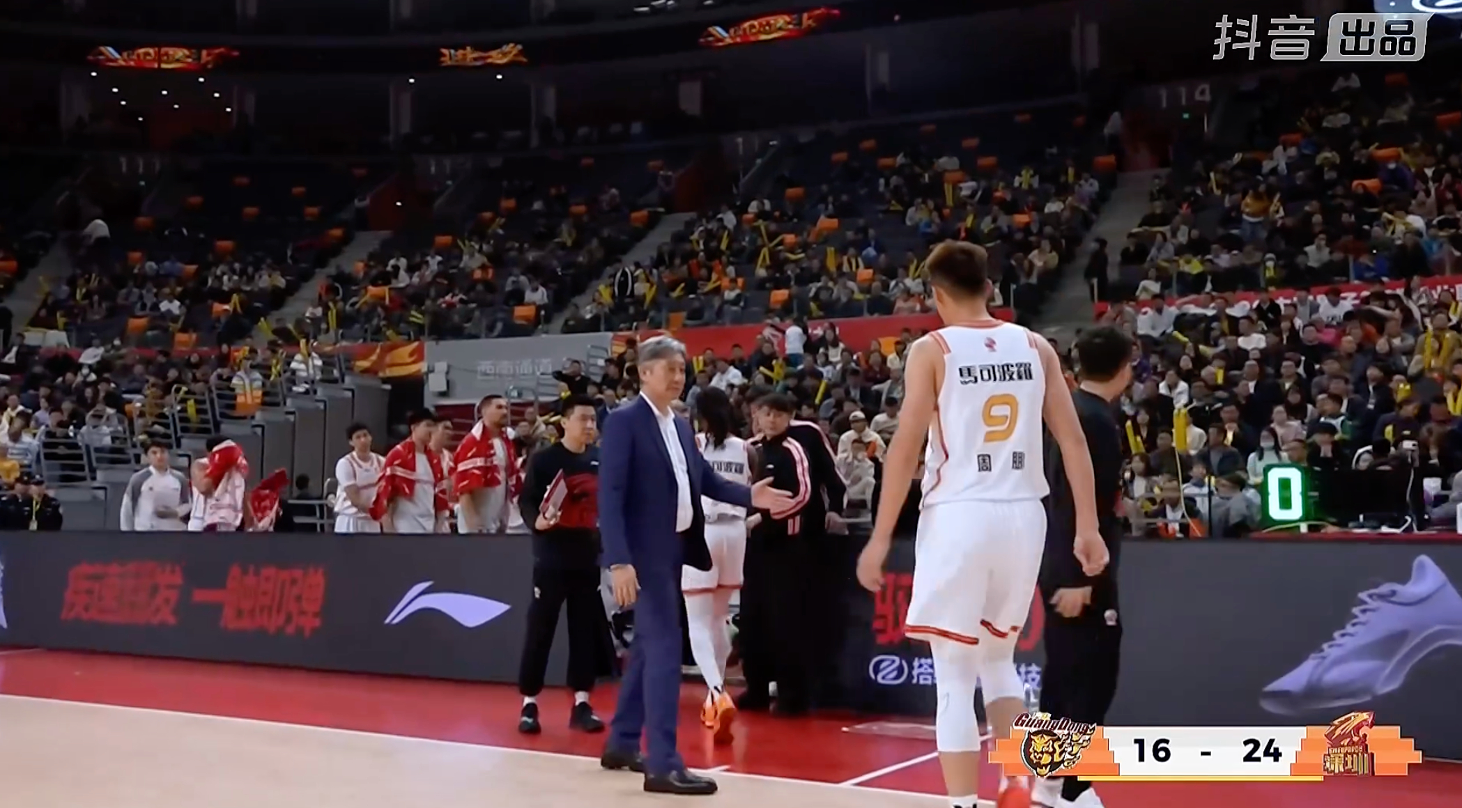 深圳男篮开局状态很好，他们更专注，对比赛准备也充分，战旧主的周鹏命中两记三分球。