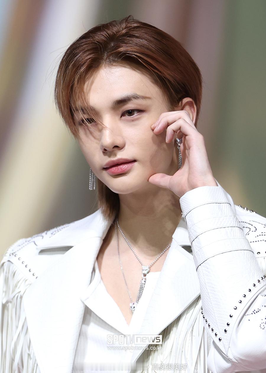 黄铉辰，李龙馥今日SBS红毯新闻图 