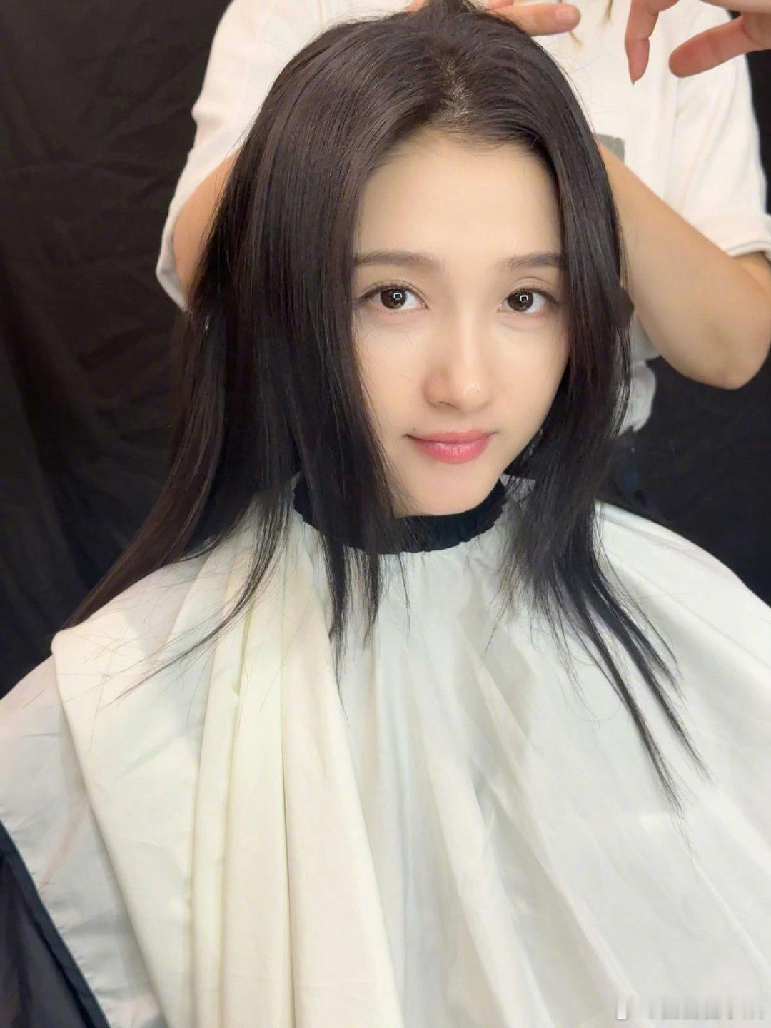 关晓彤说杀青后的第一件事修剪发尾关晓彤修剪发尾Live照关晓彤说杀青后的第一件事