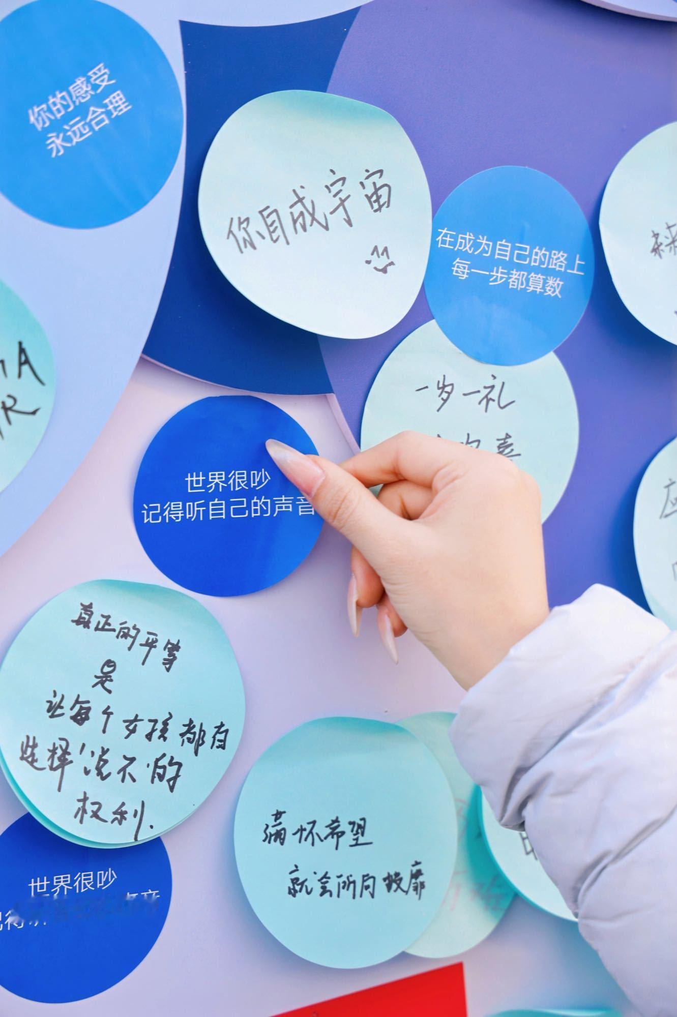 在杭州街头完成一次情绪回收 不是景点，但值得打卡。因为你在那里，和自己进行了一场