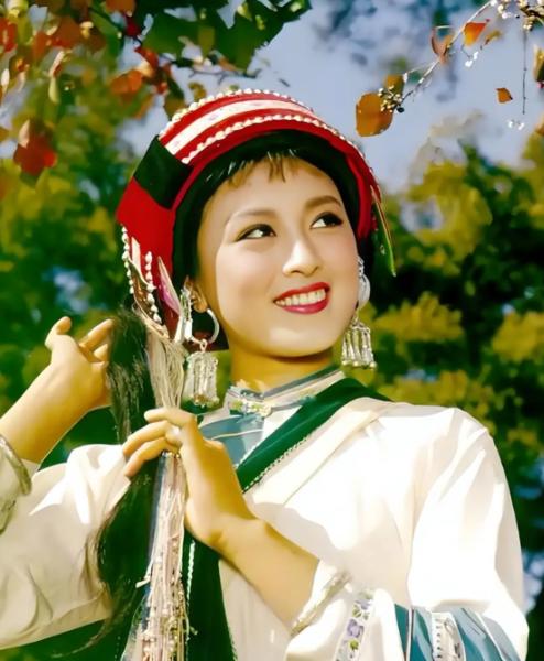 2000年7月21日，最美“阿诗玛”杨丽坤在藤椅上静静离世，丈夫唐凤楼倾尽一生守