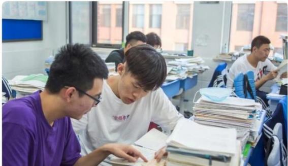 通过高考发现，普通班的鸡头和重点班的凤尾不一样，幸亏没选错
在人生的每个十字路口