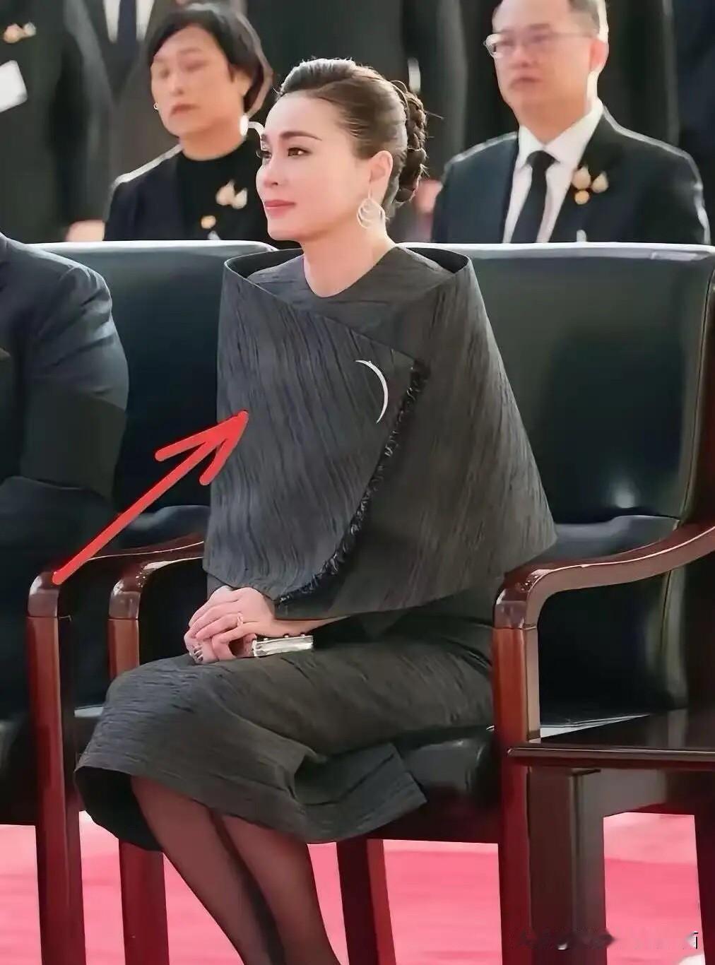 这才是真正的美人，好看的美女就算是批块麻布都是那么美。你觉得是她比较好看，还是佩