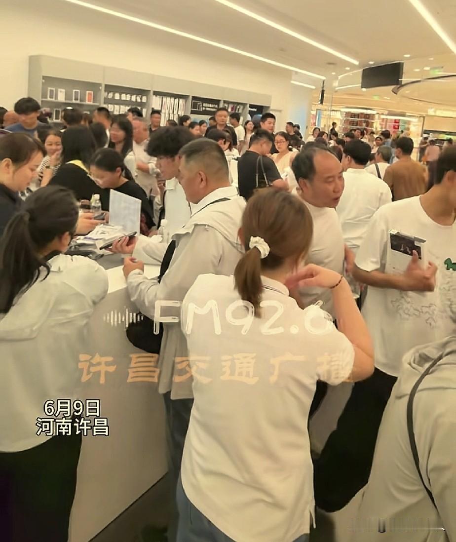 这两天，卖华为手机的开心了！

高考刚结束，华为手机店就挤满了家长和学生，关键他