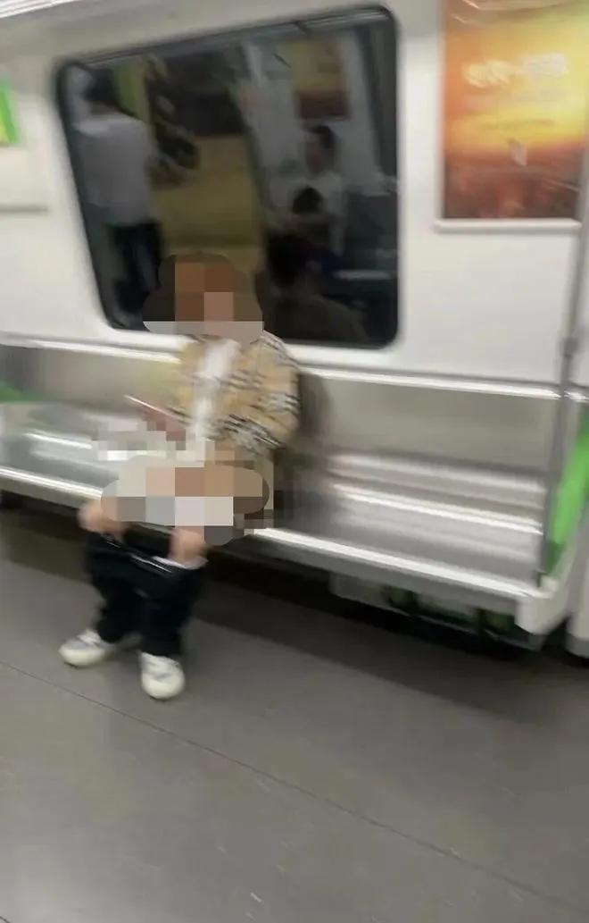 最近南宁地铁出了件让人膈应的事，一名男子在车厢里做出不雅行为，已经被警方依法处理