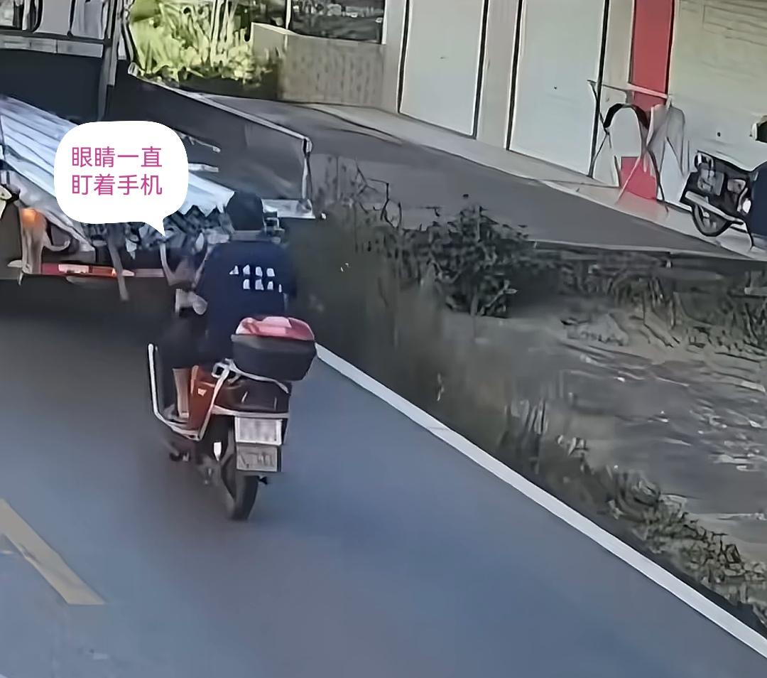 前方的车子突然停下，后方的电动骑手一时没反应过来，径直撞了上去。电动车被卡住，骑