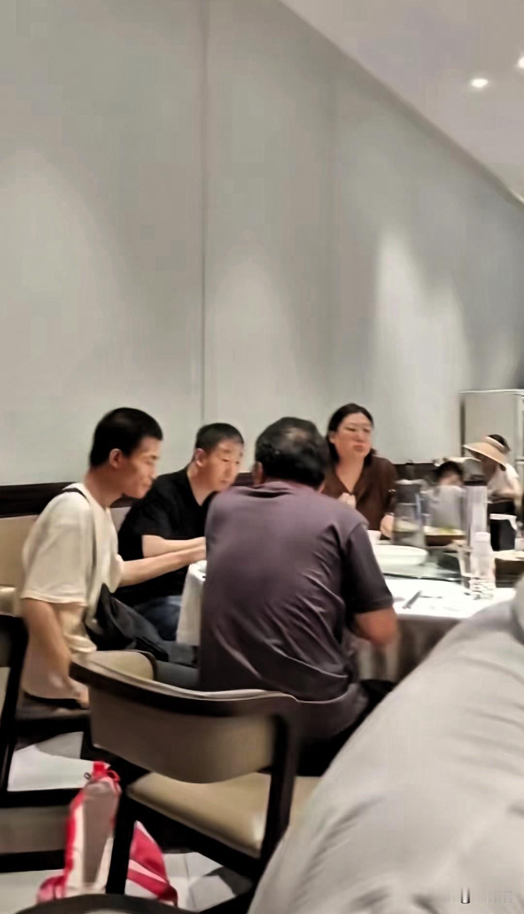 最近网上流传着一张
韦东奕跟朋友在北大食堂聚餐的照片，看着挺意外的。
画面里的他