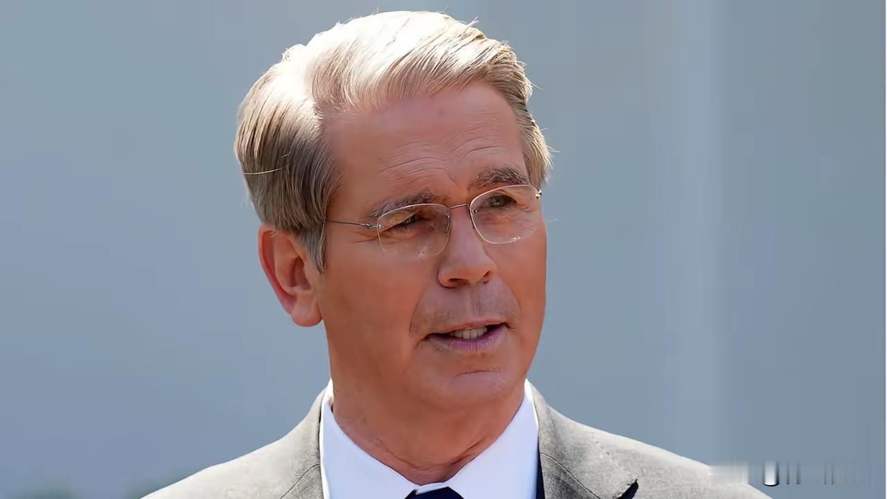 特朗普公开威胁财长贝森特，逼他施压美联储降息，不然就“炒鱿鱼”。可谁都知道，美联