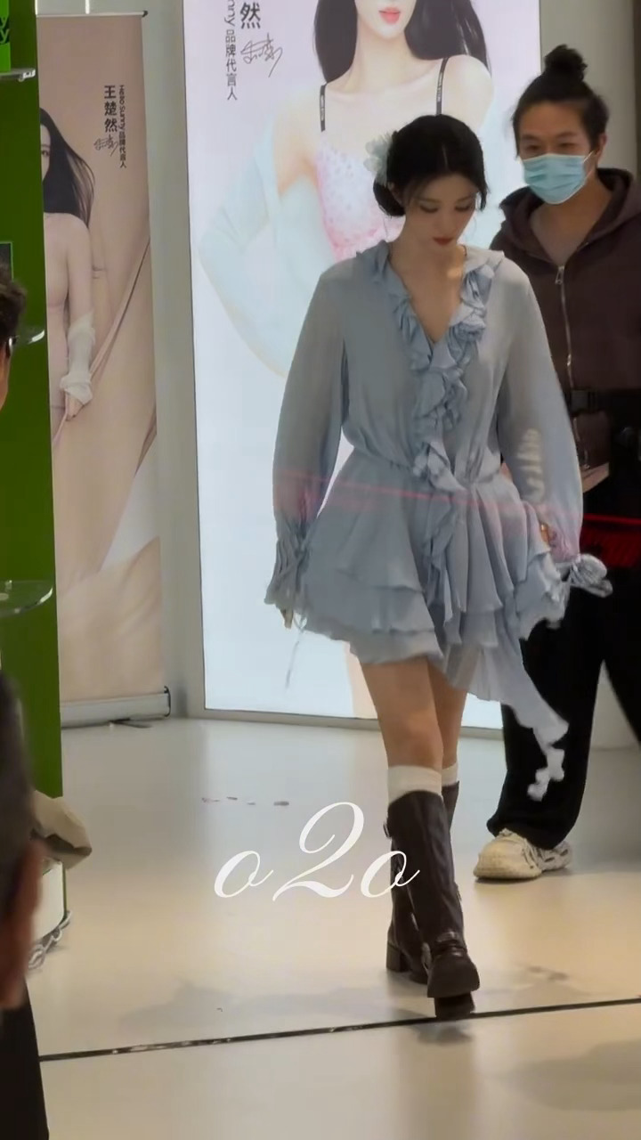 王楚然好适合蓝色啊 这套完全女团爱豆来的