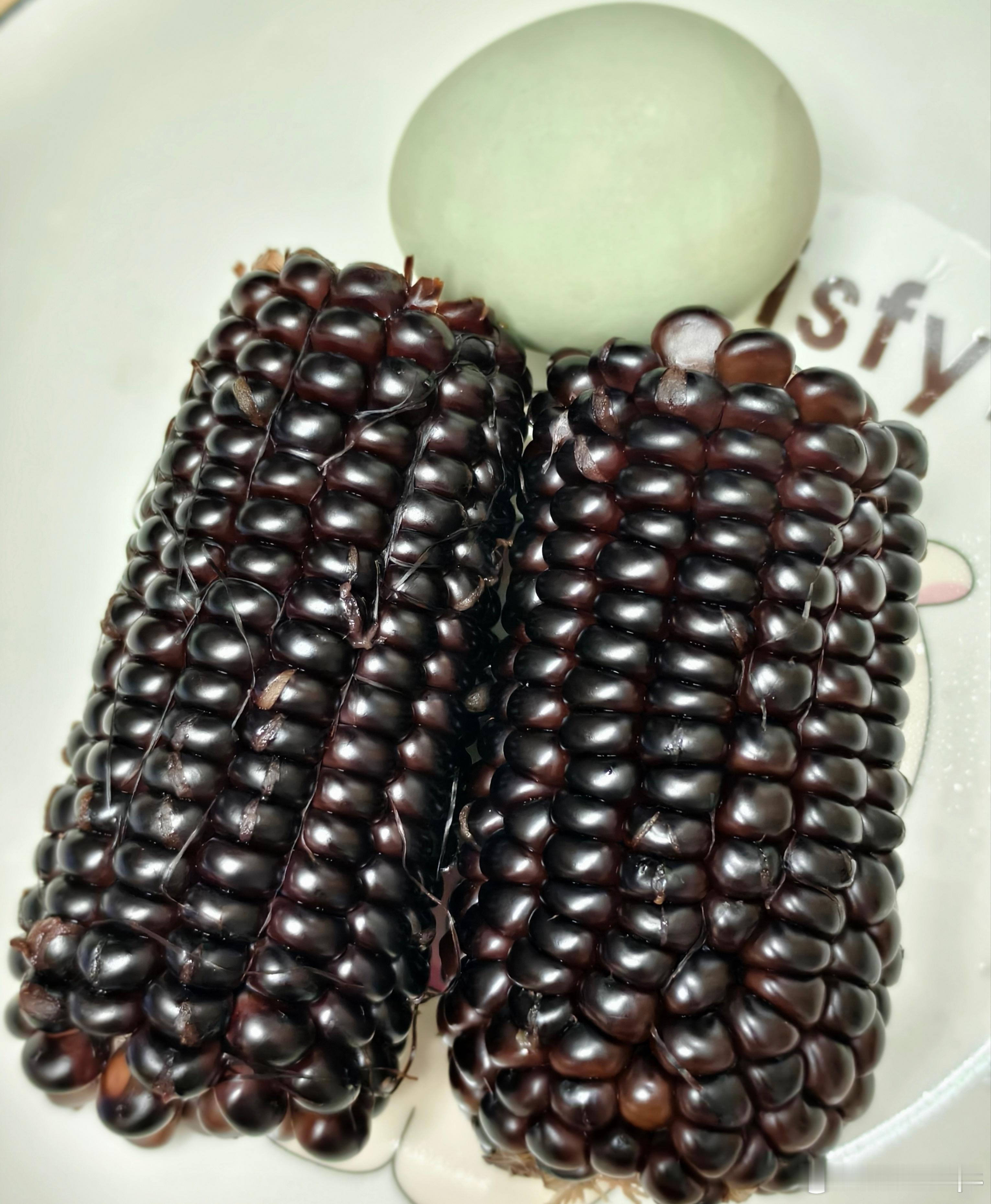 早上起来吃了一条玉米🌽、一个鸡蛋🥚、喝了一瓶酸奶🥛、吃了一个桃子🍑，感觉
