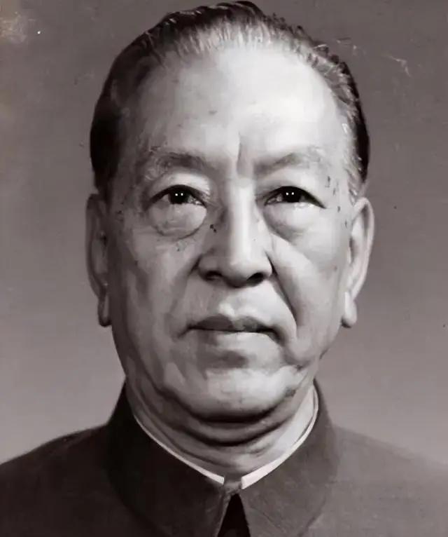 耿飚得知跟踪自己的特务生病，特地给他送药，却意外得知重要情报。1946年，耿飚像