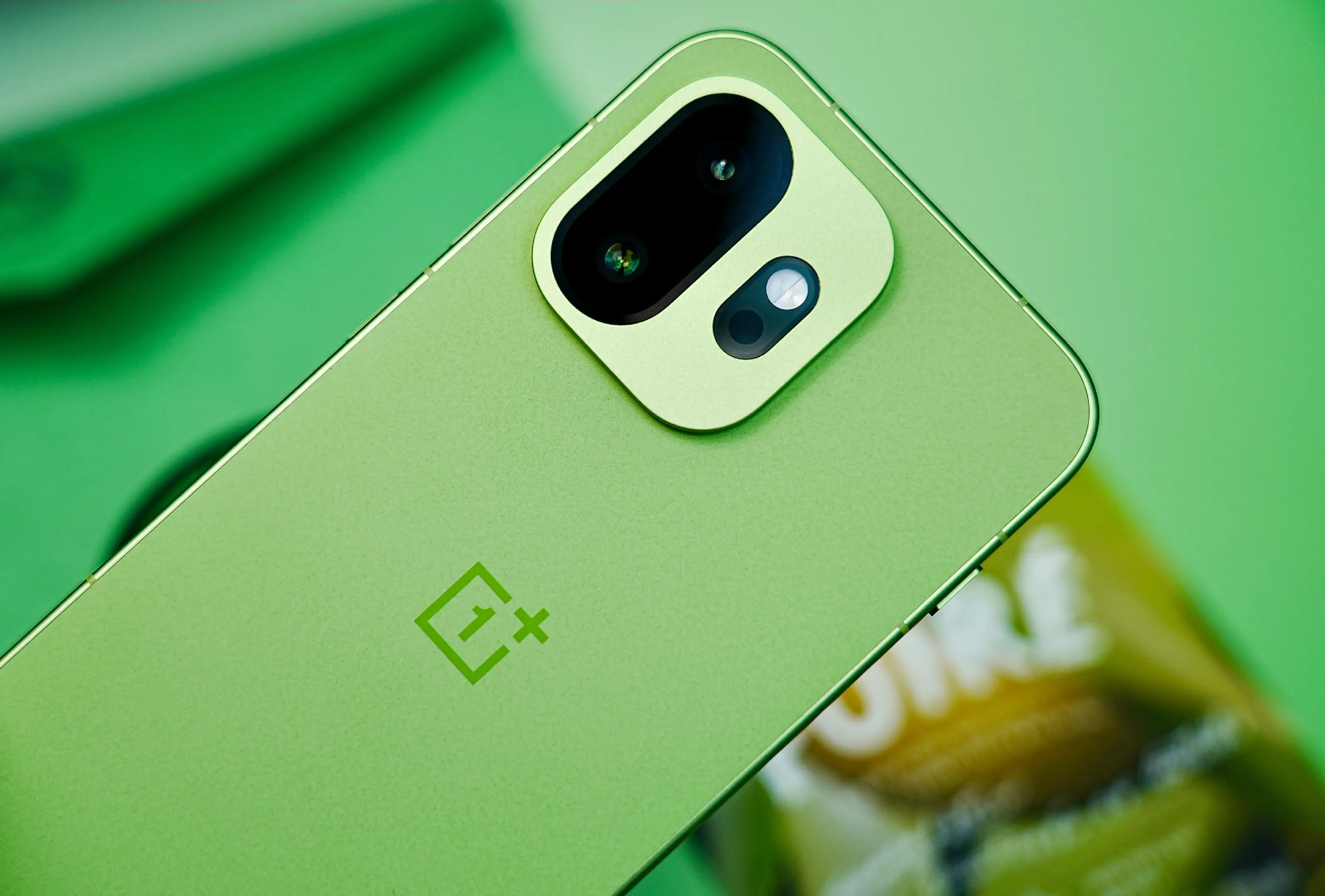 一加 15T｜松弛抹茶 开箱。松弛抹茶配色独具魅力，以低饱和度抹茶绿为...