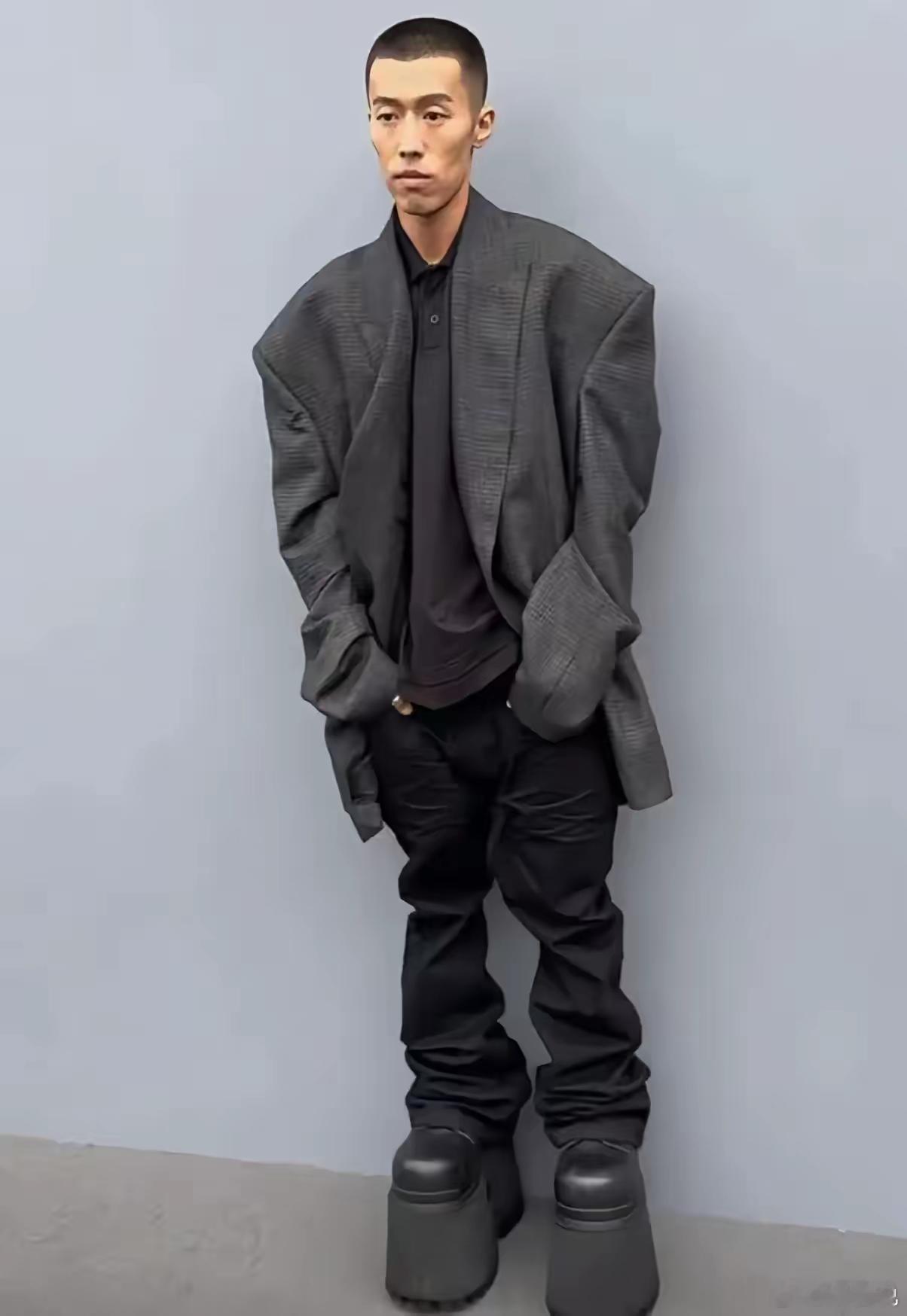姚明的西服，驴蹄子鞋，演员周游参加巴黎世家的活动，这一身打扮惊眼球，身高1.68